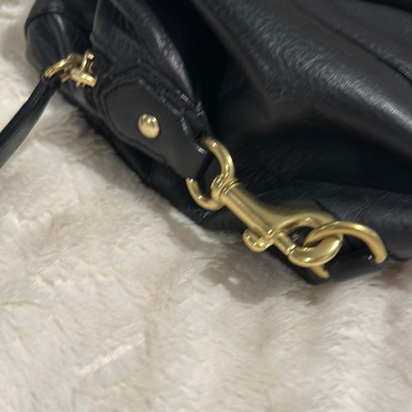 Elegant Black Leather Handbag - Picture 2 of 7